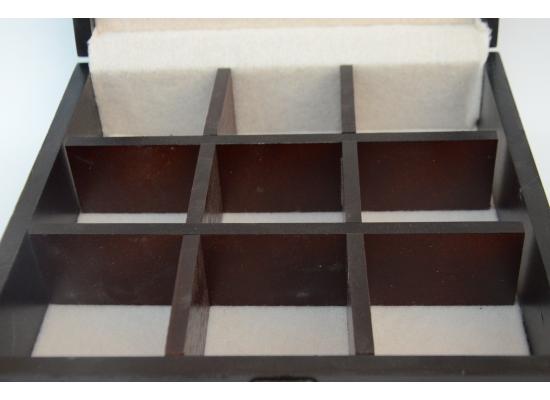 صندوق مطرز من الساتان - زهرة الربيع تتفتح - صندوق منظم مع 9 مقصورات - 3 وردات