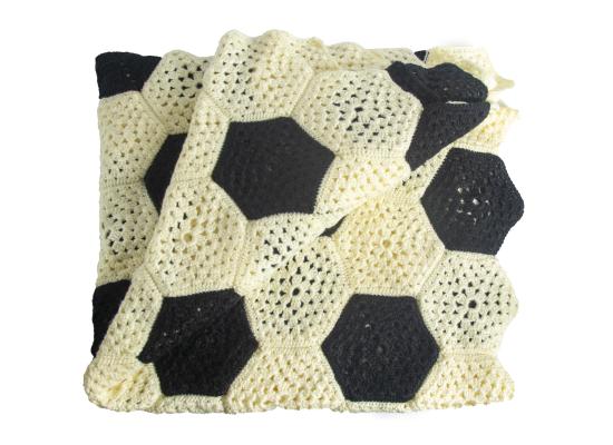 بطانية مصنوعة من الكروشيه  تناسب الأولاد | نقشة كرة القدم 