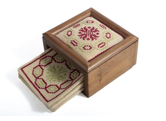  طقم كوستر مطرز داخل بوكس خشبي مطرز